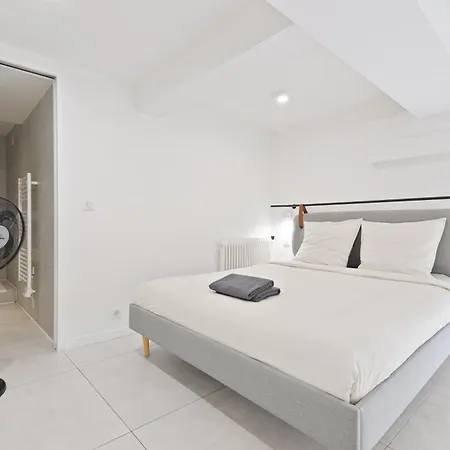 Near Eiffel Tower With Netflix パリ